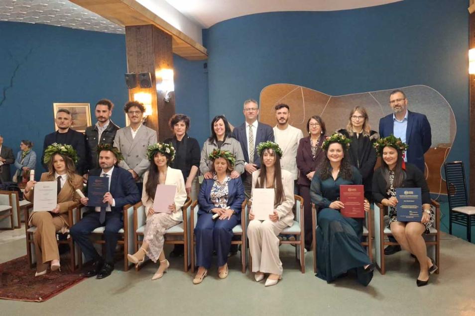 I sette laureati insieme con i docenti